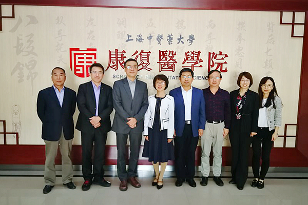 在上海中医药大学调研